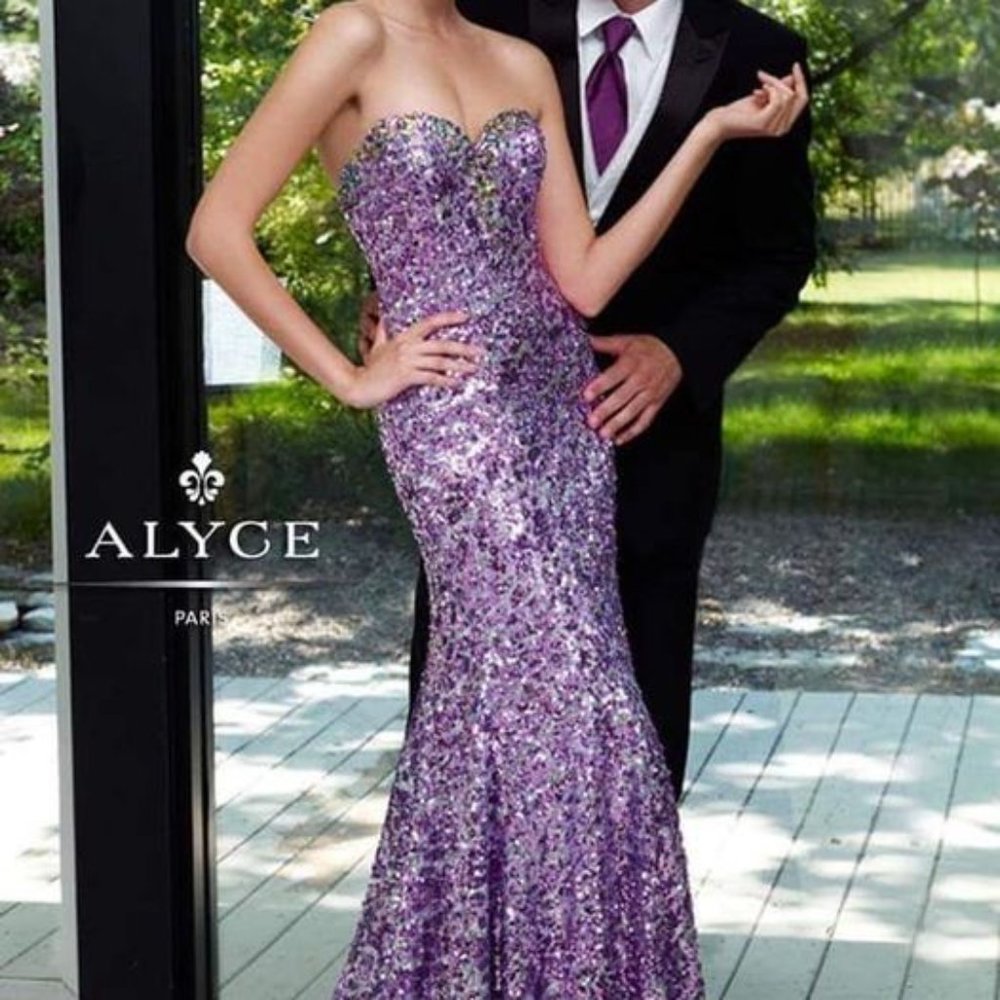 Gorgeous fully sequined gown suitable for prom/grad